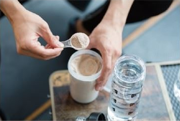 粉末を飲み物に加える調製イメージ