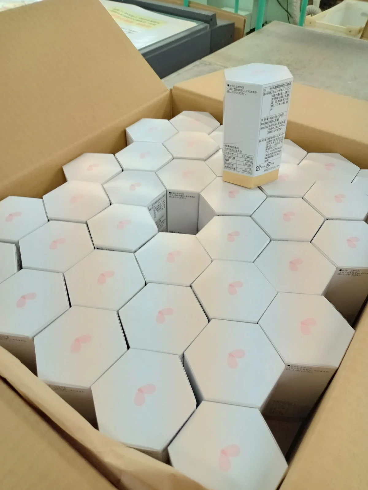 段ボール箱に収められたFemrolaの製品箱